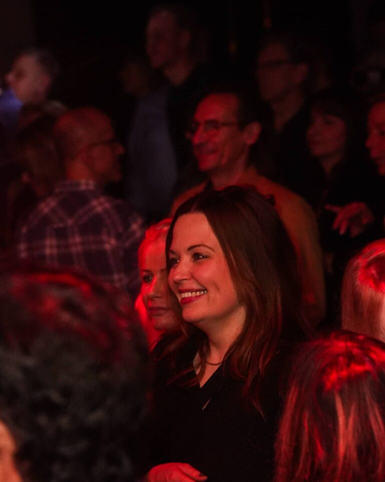 Gäste genießen die Nacht im Kent Club