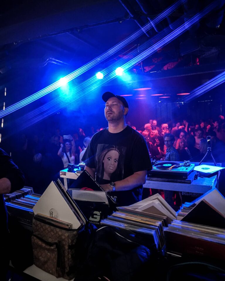 DJ Set vor dem vollen Dancefloor