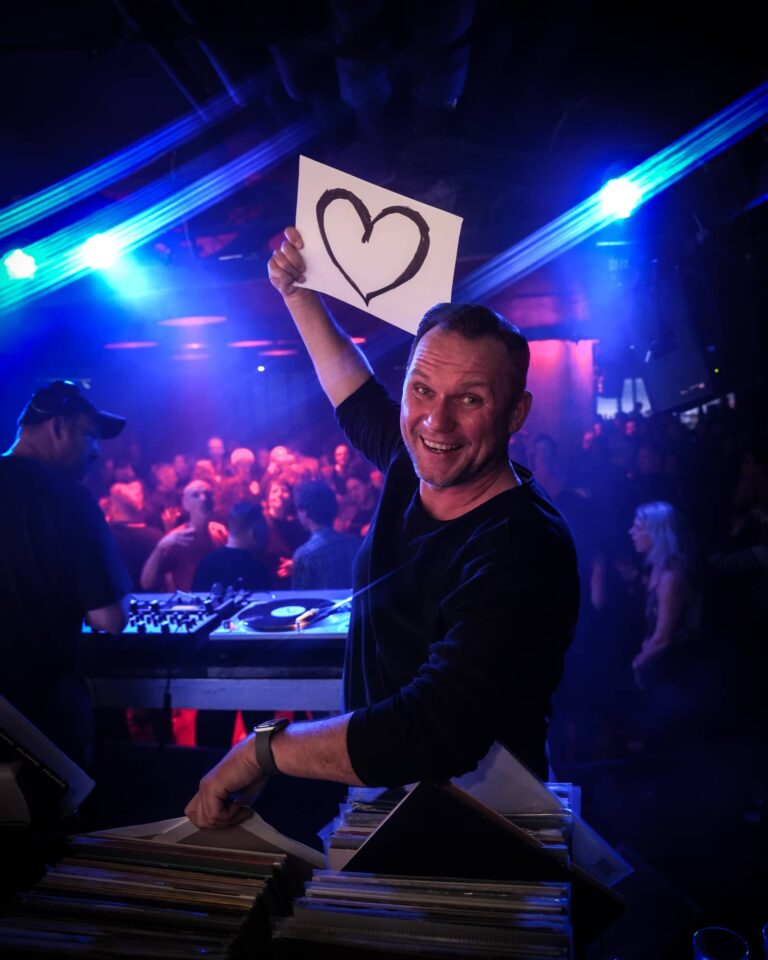 DJ am Plattenspieler bei Back to House