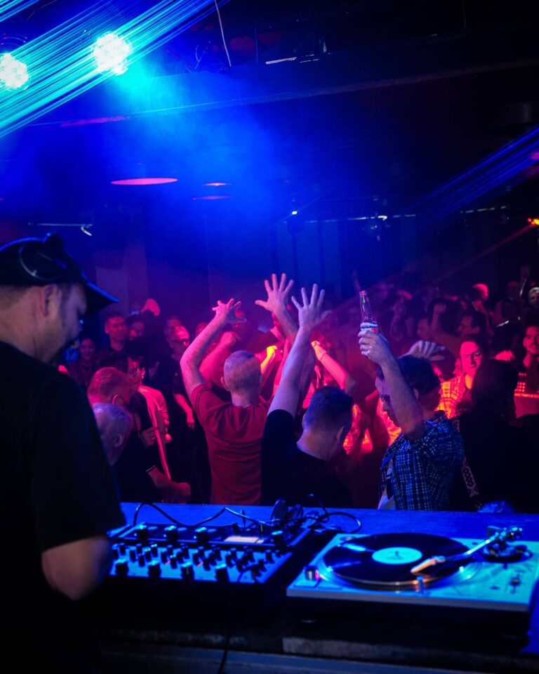 Blick von den Decks auf den Dancefloor