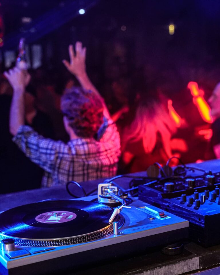 Vinyl an den Decks, Hände oben auf dem Dancefloor