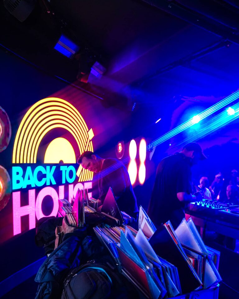 Back to House Logo über den Plattenkisten