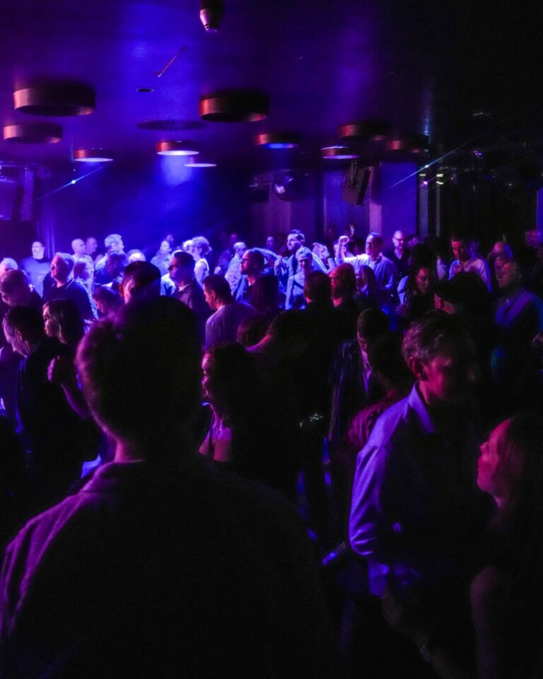 Der Dancefloor im Kent Club unter violettem Clublicht